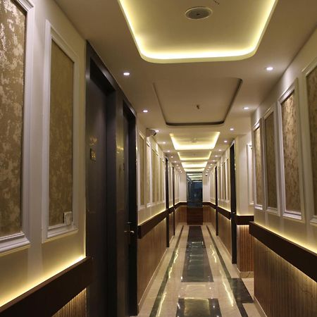 Hotel Gold Stone Kanpur Bagian luar foto