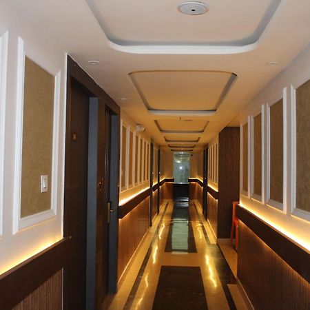 Hotel Gold Stone Kanpur Bagian luar foto
