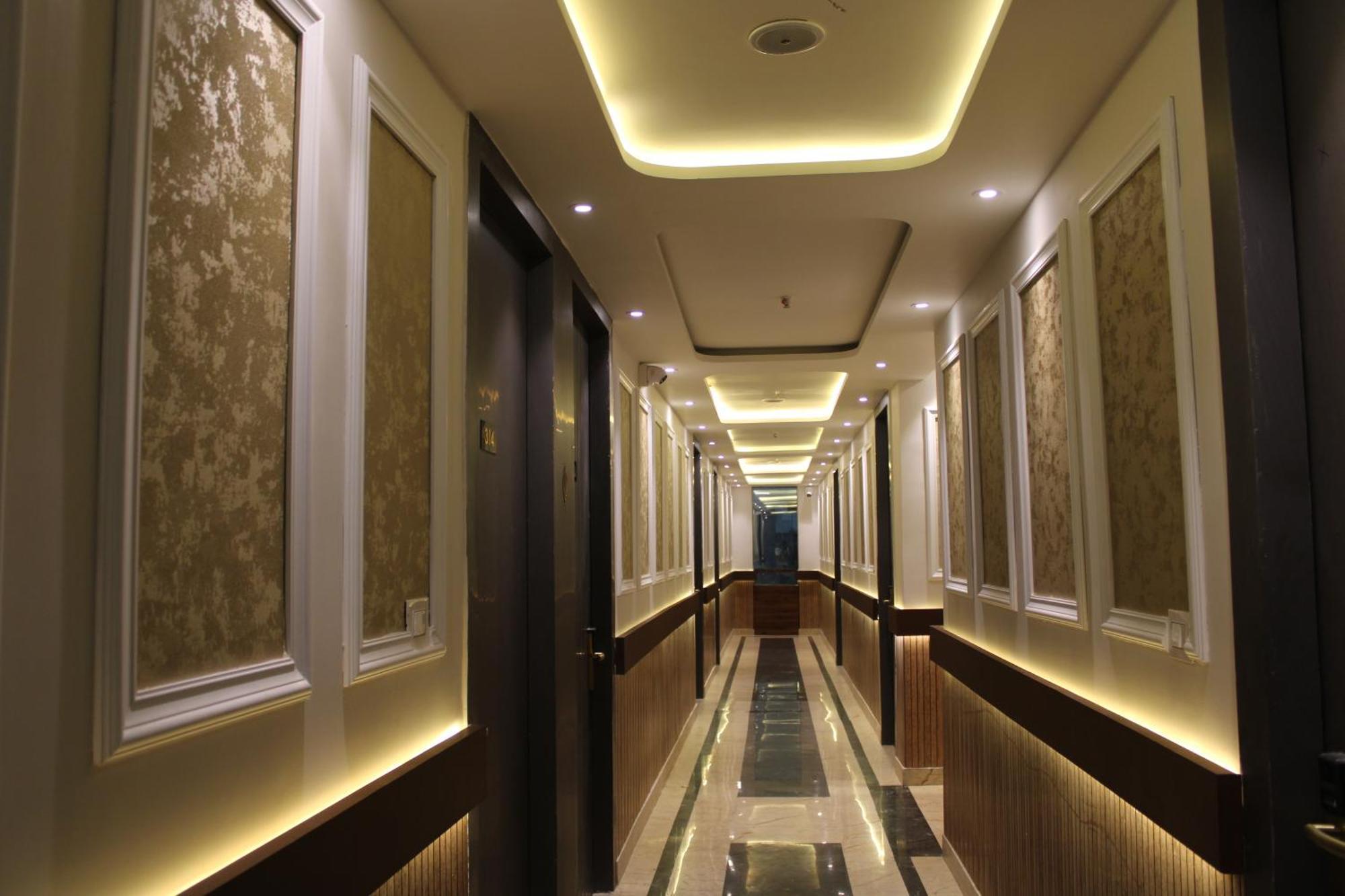 Hotel Gold Stone Kanpur Bagian luar foto