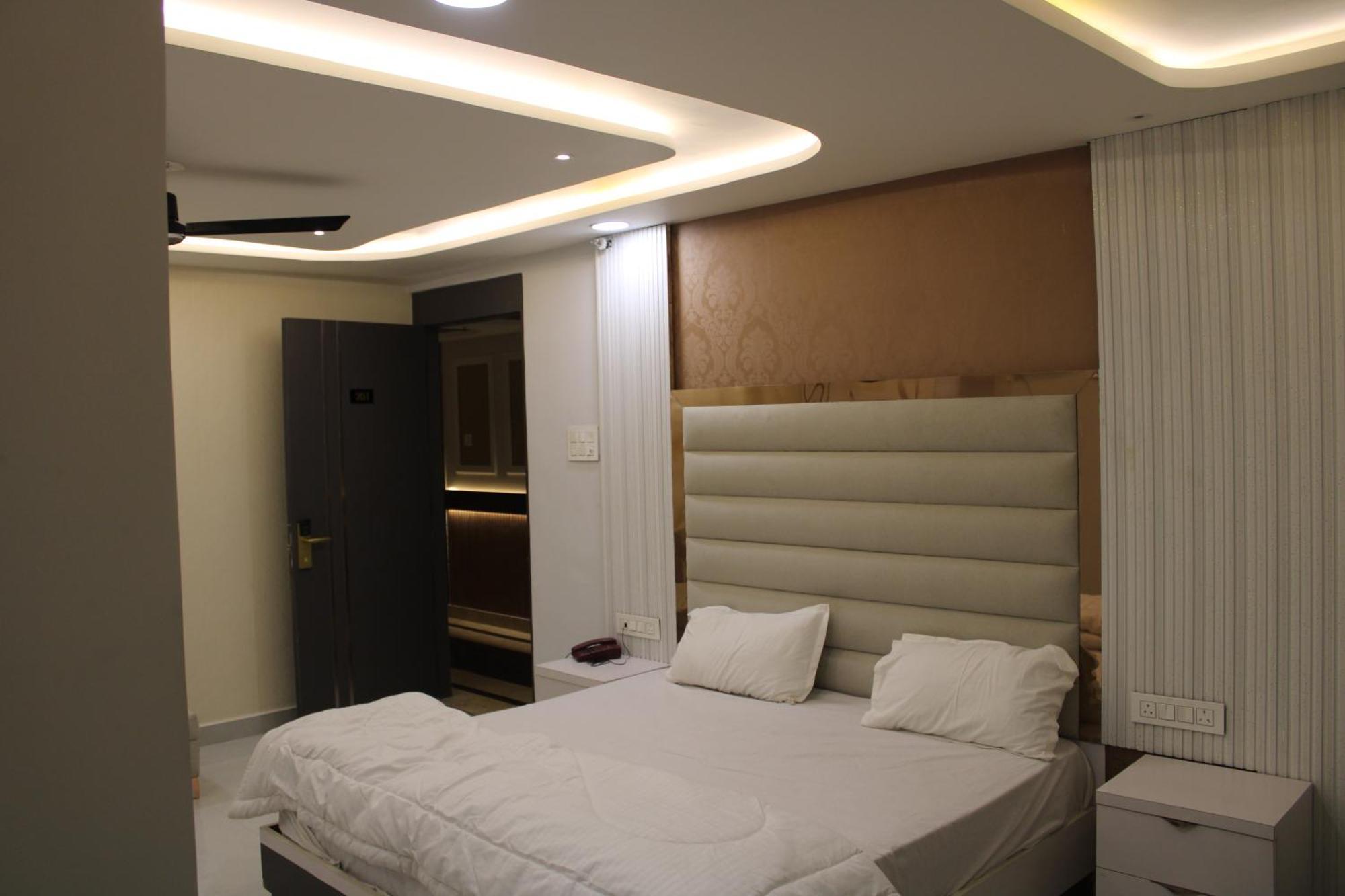 Hotel Gold Stone Kanpur Bagian luar foto
