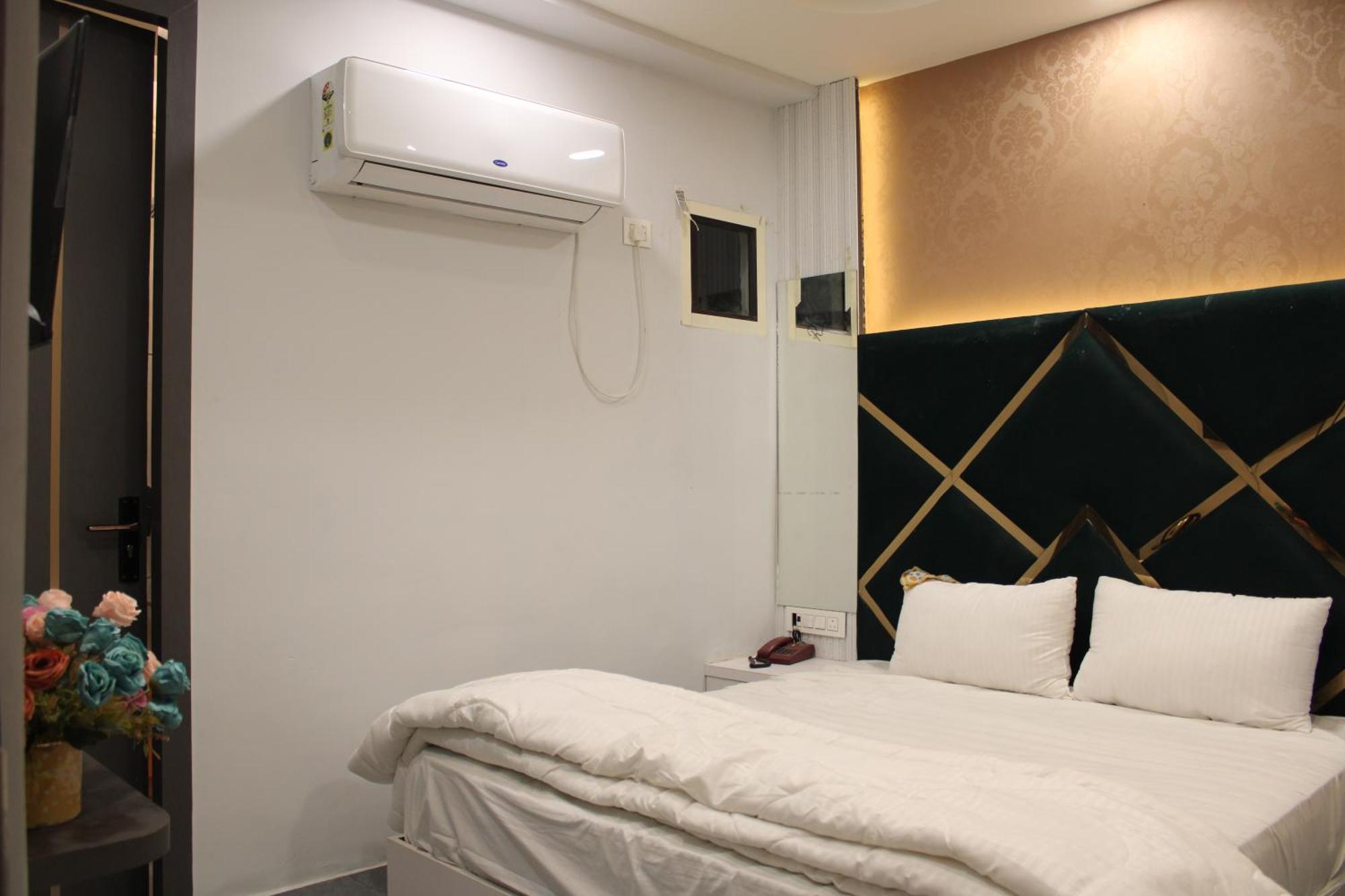 Hotel Gold Stone Kanpur Bagian luar foto