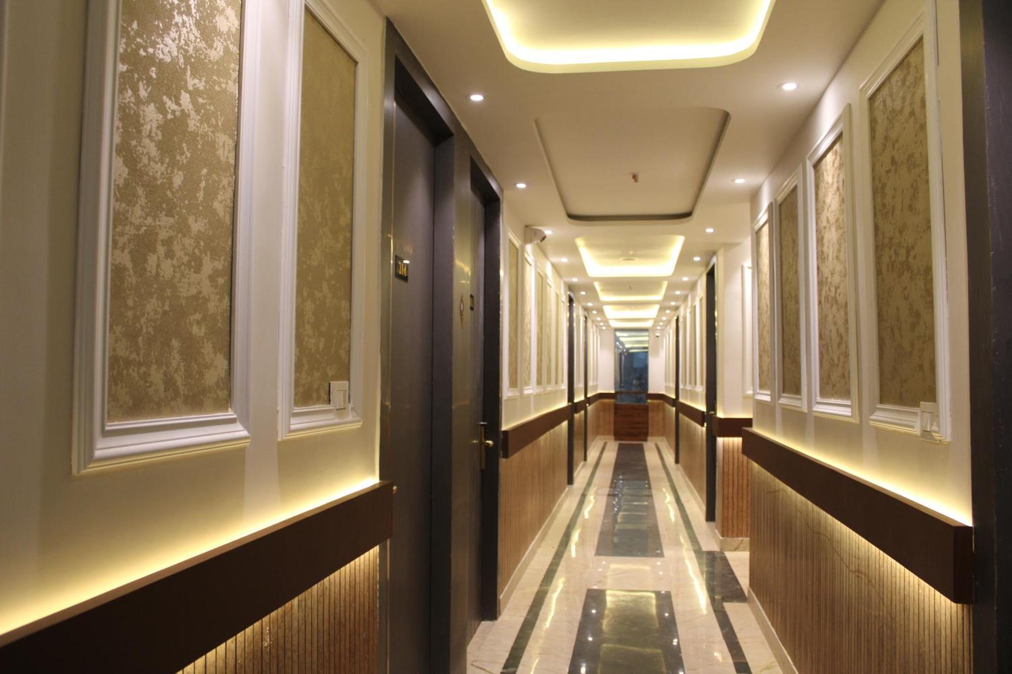 Hotel Gold Stone Kanpur Bagian luar foto